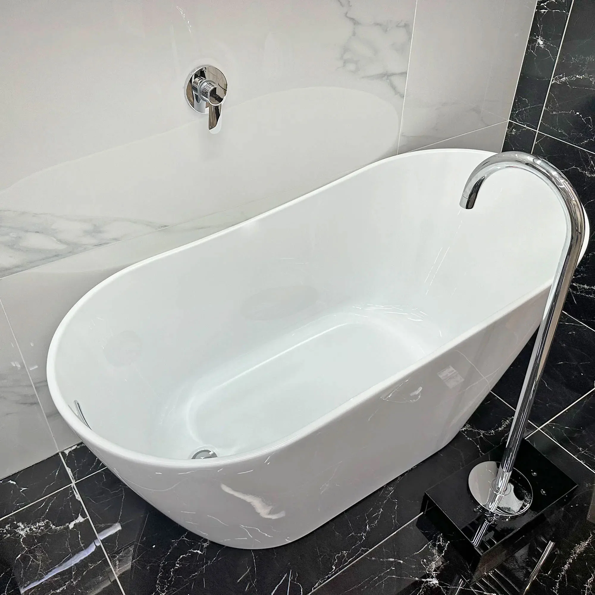 Tulip White Freestanding Bath – 1400 x 700 x 650mm - Image 5